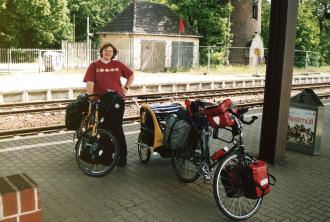[Fietsen en fietskar op station Fürstenberg]